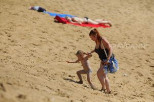 Невролог Кузьмин назвал основные симптомы теплового удара у ребёнка